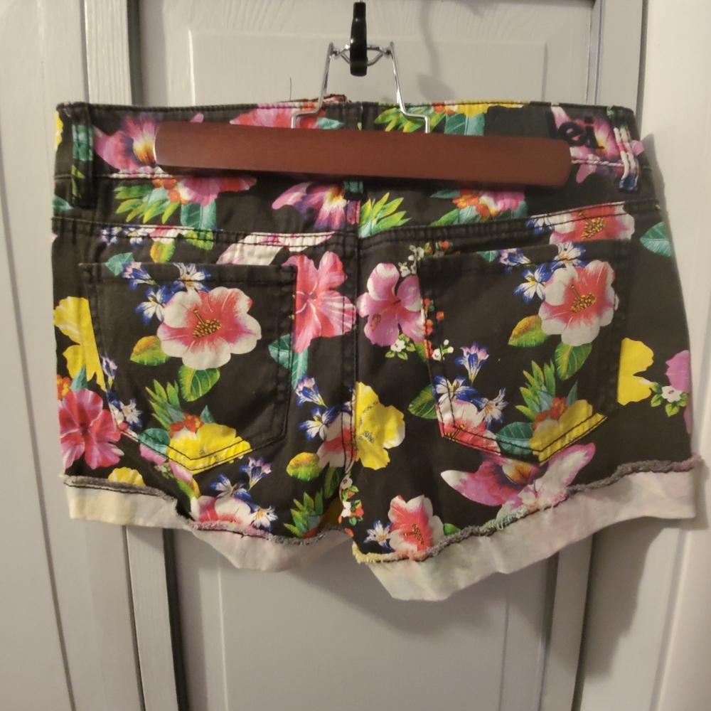 Flower shorts - Picture 2 of 3